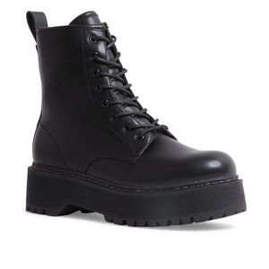 Steve Madden Bettyy Black Boots new in box